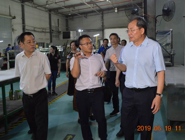 廣西壯族自治區(qū)人大常委會副主任、黨組書記王躍飛一行蒞臨晶聯(lián)光電調研