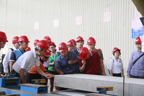 第九屆海峽兩岸熱電聯(lián)產(chǎn)/汽電共生學(xué)術(shù)交流研討會代表團參觀隆華